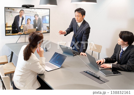 オンライン参加者と対話するハイブリッド会議のビジネスシーン 138832161