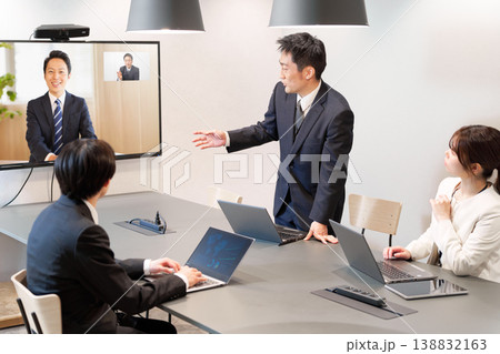 オンライン参加者と対話するハイブリッド会議のビジネスシーン オンライン参加者と対話するハイブリッド会議のビジネスシーン 138832163