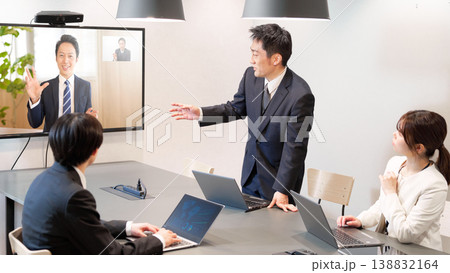 リモート参加者と連携するビジネスミーティング 138832164