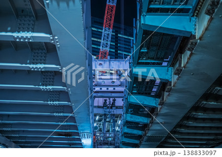 夜の渋谷駅　宮益架道橋（下）から見た工事現場 138833097