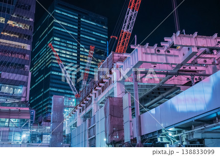 夜の渋谷駅 ネオンの光に染まる工事現場 夜の渋谷駅 ネオンの光に染まる工事現場 138833099