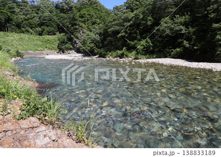 清津峡（新潟県十日町市）入口付近を流れる清津川 138833189