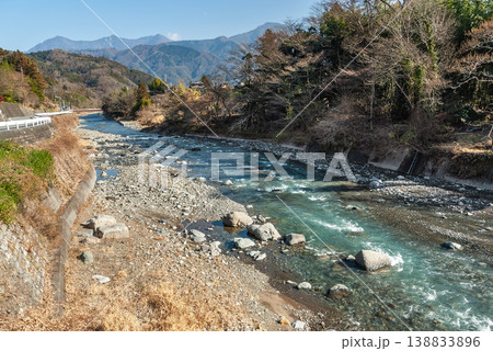 波木井川の清流と冬の山々 山梨県身延町 河川風景 波木井川の清流と冬の山々 山梨県身延町 河川風景 138833896
