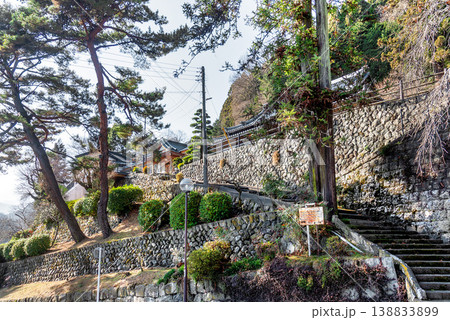 身延山の寺院「山之坊」と歴史ある石垣の風景 山梨県身延町 138833899