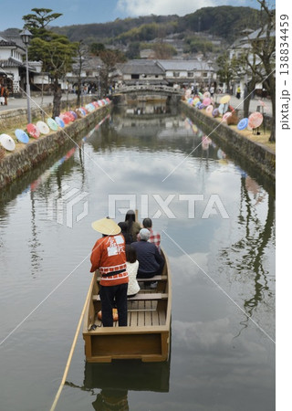 倉敷美観地区の倉敷川を渡る舟 倉敷美観地区の倉敷川を渡る舟 138834459