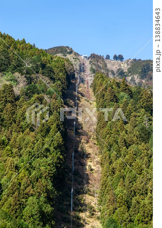 身延山ロープウェイと山頂へ続く山肌 山梨県身延町 冬の風景 138834643