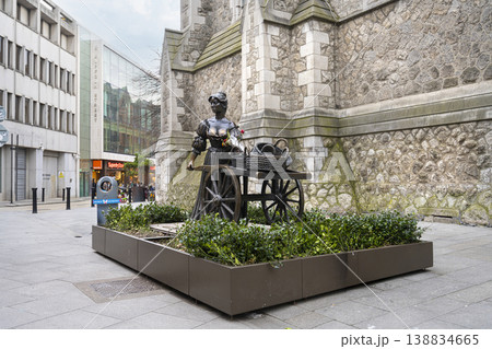 Molly Malone statue in Dublin, Ireland Molly Malone statue in Dublin, Ireland 138834665