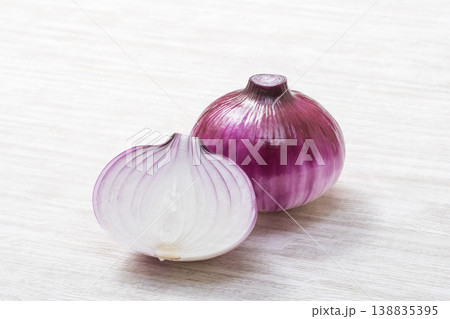 カットされた紫玉ねぎ　レッドオニオン　健康野菜　サラダ食材 138835395