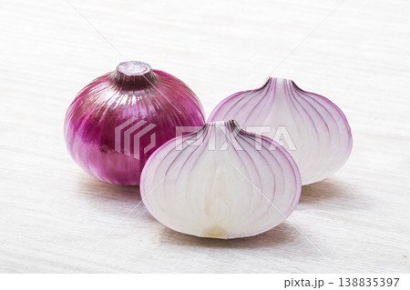 カットされた紫玉ねぎ　レッドオニオン　健康野菜　サラダ食材 138835397