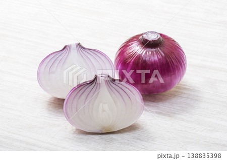 カットされた紫玉ねぎ レッドオニオン 健康野菜 サラダ食材 カットされた紫玉ねぎ レッドオニオン 健康野菜 サラダ食材 138835398