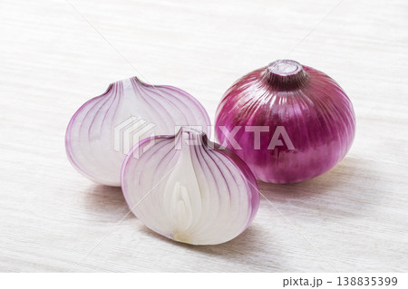 カットされた紫玉ねぎ レッドオニオン 健康野菜 サラダ食材 カットされた紫玉ねぎ レッドオニオン 健康野菜 サラダ食材 138835399