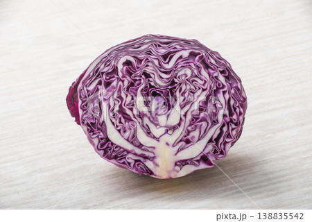 カットした紫キャベツ　レッドキャベツ　健康野菜　緑黄色野菜　サラダ食材 138835542