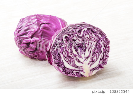 カットした紫キャベツ レッドキャベツ 健康野菜 緑黄色野菜 サラダ食材 カットした紫キャベツ レッドキャベツ 健康野菜 緑黄色野菜 サラダ食材 138835544