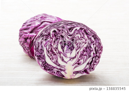 カットした紫キャベツ レッドキャベツ 健康野菜 緑黄色野菜 サラダ食材 カットした紫キャベツ レッドキャベツ 健康野菜 緑黄色野菜 サラダ食材 138835545
