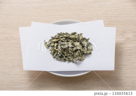 桑の葉茶　ハーブティー　マルベリーティー　健康茶　皿に盛られ茶葉 138835613
