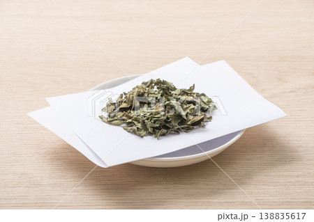 桑の葉茶　ハーブティー　マルベリーティー　健康茶　皿に盛られ茶葉 138835617