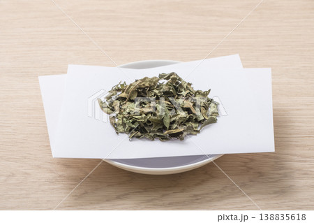 桑の葉茶 ハーブティー マルベリーティー 健康茶 皿に盛られ茶葉 桑の葉茶 ハーブティー マルベリーティー 健康茶 皿に盛られ茶葉 138835618
