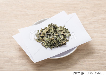 桑の葉茶 ハーブティー マルベリーティー 健康茶 皿に盛られ茶葉 桑の葉茶 ハーブティー マルベリーティー 健康茶 皿に盛られ茶葉 138835619