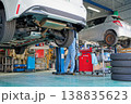 複数の車両が入庫した民間整備工場の整備現場 138835623