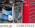 整備工場の工具ワゴンとレンチ類のクローズアップ 138835624