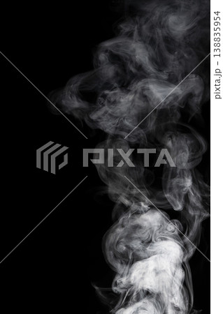 黒背景の煙の流れ 138835954