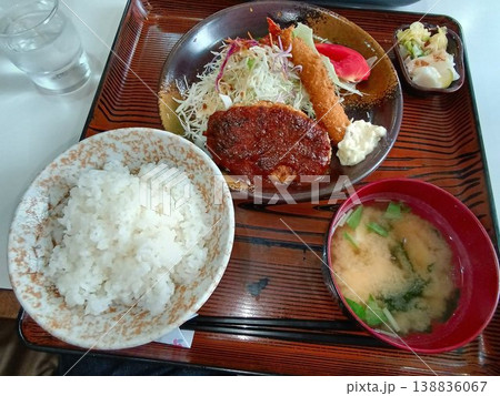 ランチに頂く日替わり定食…『エビフライ・ハンバーグ定食』 ランチに頂く日替わり定食…『エビフライ・ハンバーグ定食』 138836067