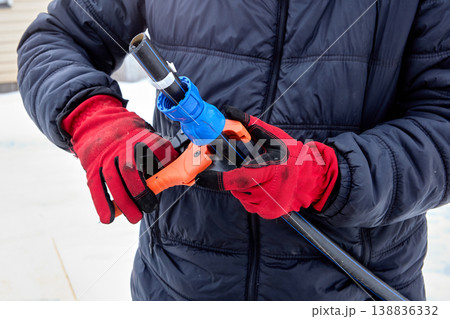 Use of ratchet pipe cutter when working with HDPE pipes. 138836332