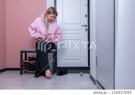 Young woman knitting at home in casual indoor setting Young woman knitting at home in casual indoor setting 138837093