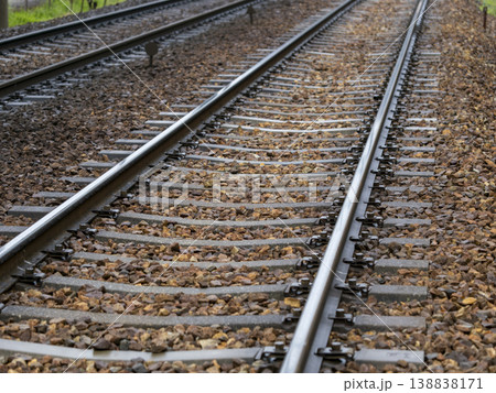 雨に濡れた鉄道の線路 雨に濡れた鉄道の線路 138838171
