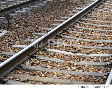 雨に濡れた鉄道の線路 雨に濡れた鉄道の線路 138838172