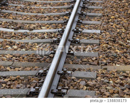 雨に濡れた鉄道の線路 雨に濡れた鉄道の線路 138838173