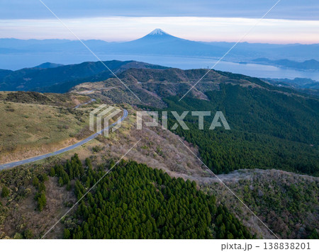 朝の達磨山から撮影した富士山 138838201