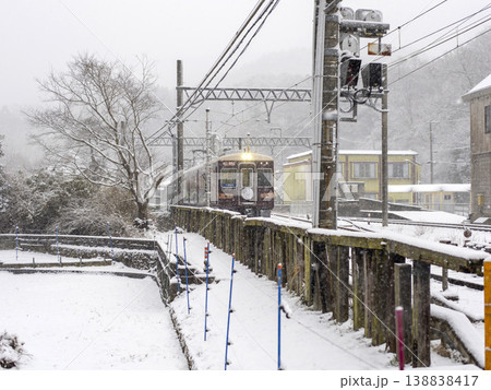 雪が積もる能勢電鉄妙見線の風景 138838417