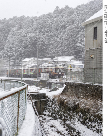 雪が積もる能勢電鉄妙見線の風景 雪が積もる能勢電鉄妙見線の風景 138838418