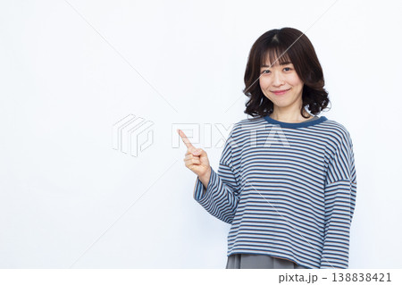 人差し指を立てる女性 138838421