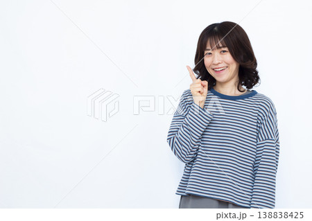 人差し指を立てる女性 138838425