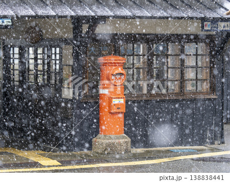 雪が降る能勢電鉄妙見線の妙見口駅 雪が降る能勢電鉄妙見線の妙見口駅 138838441