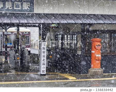 雪が降る能勢電鉄妙見線の妙見口駅 雪が降る能勢電鉄妙見線の妙見口駅 138838442
