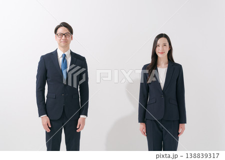 若いビジネスパーソンの男女 若いビジネスパーソンの男女 138839317