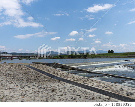 真夏の大和川柏原堰堤 138839359