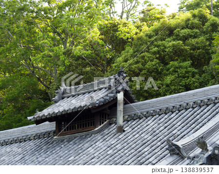 東大寺二月堂茶所の瓦屋根と煙突 138839537