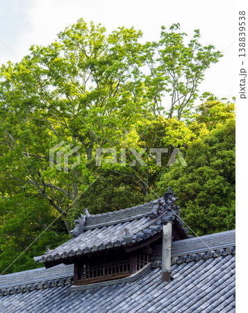 東大寺二月堂茶所の瓦屋根と煙突 東大寺二月堂茶所の瓦屋根と煙突 138839538