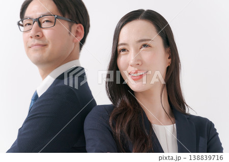 腕組みするビジネスマン 138839716