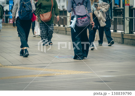 東京の都市風景 カジュアルな服装の歩行者 東京の都市風景 カジュアルな服装の歩行者 138839790