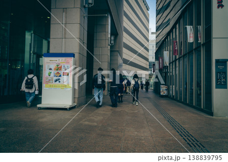 東京の都市風景 カジュアルな服装の歩行者 東京の都市風景 カジュアルな服装の歩行者 138839795