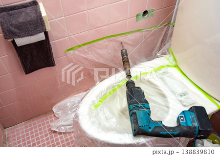 養生したトイレ内で行う壁穴あけリフォーム作業 養生したトイレ内で行う壁穴あけリフォーム作業 138839810