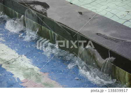 噴水公園のプール溢れる水が流れ落ちる 噴水公園のプール溢れる水が流れ落ちる 138839917