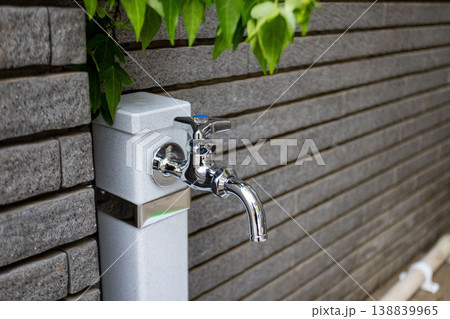 新しく設置された屋外立水栓と住宅外構設備 138839965