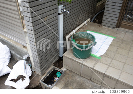 水道設備工事後の住宅外まわりと復旧した玄関まわり 水道設備工事後の住宅外まわりと復旧した玄関まわり 138839966