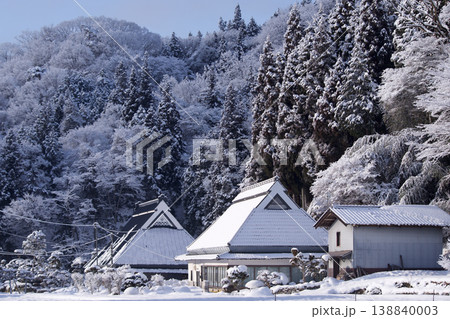 新雪の朝 冬の山里風景 冬の里山風景 木々に積もった新雪と民家 新雪の朝 冬の山里風景 冬の里山風景 木々に積もった新雪と民家 138840003